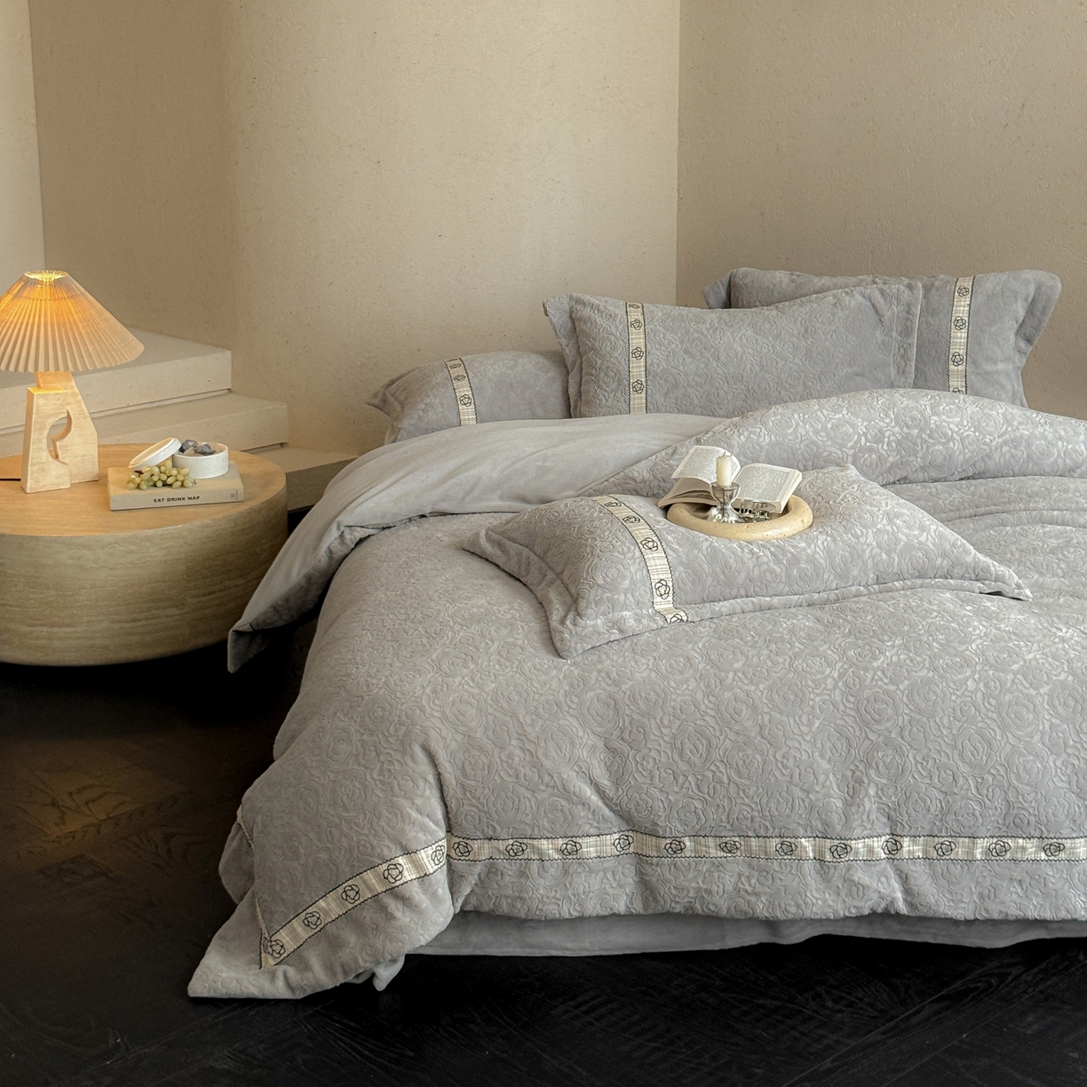 91家纺网 家纺一手货源 找家纺 凯儿家纺 2025新款全消光牛奶绒法式公主风花边工艺款四件套-赫本 赫本-灰