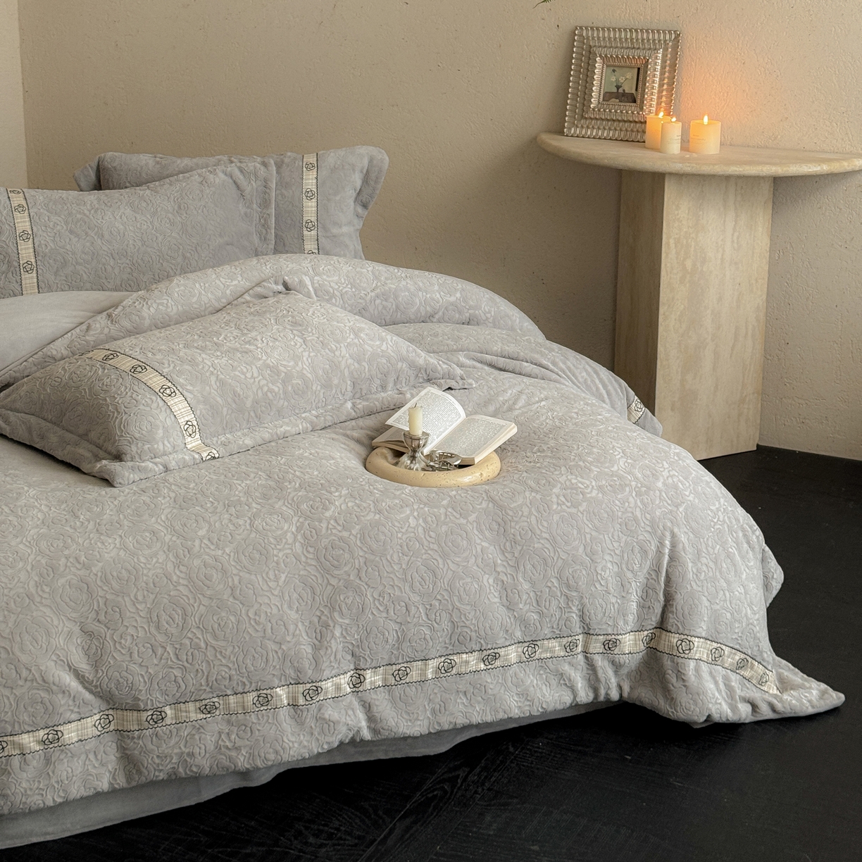 91家纺网 家纺一手货源 找家纺 凯儿家纺 2025新款全消光牛奶绒法式公主风花边工艺款四件套-赫本 赫本-灰