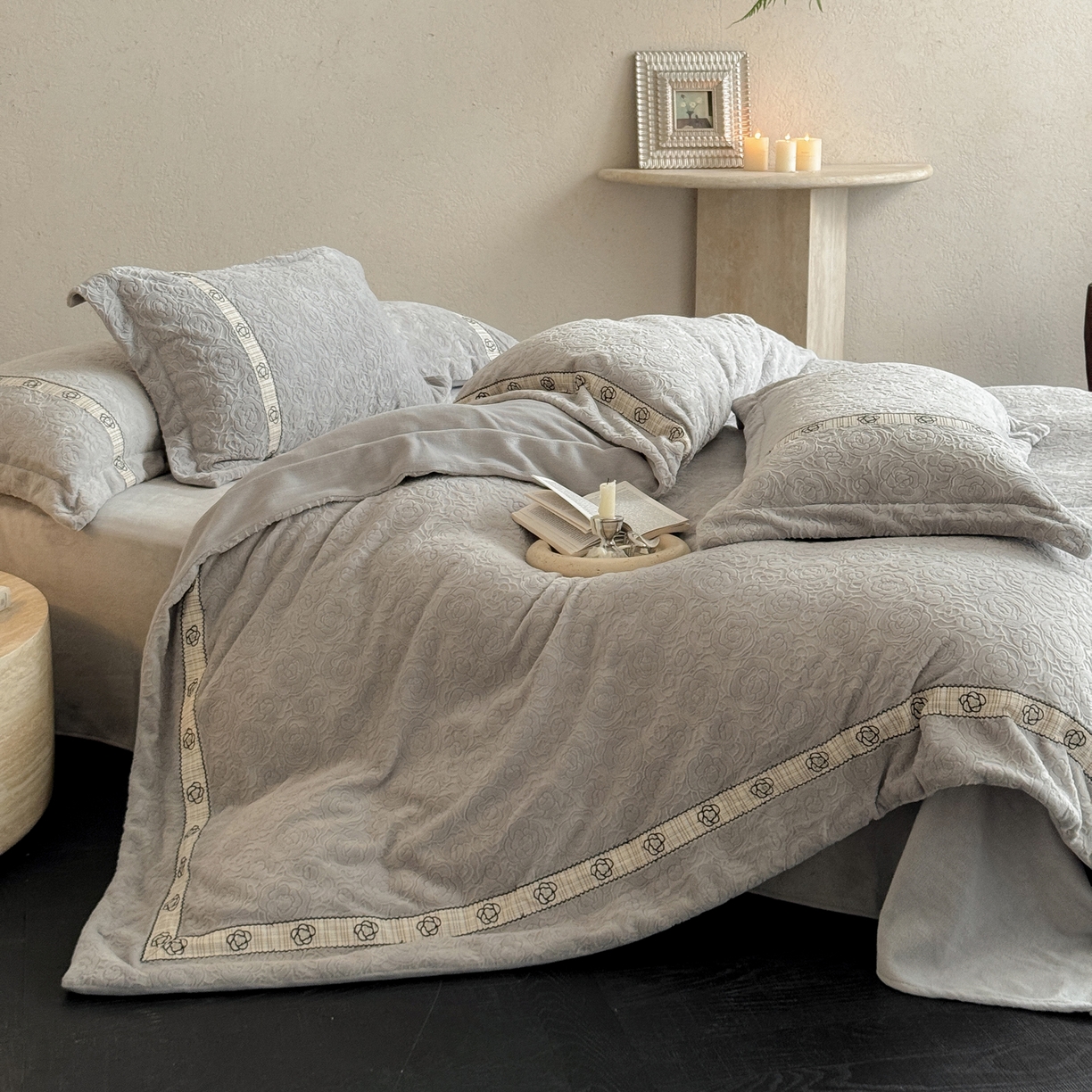 91家纺网 家纺一手货源 找家纺 凯儿家纺 2025新款全消光牛奶绒法式公主风花边工艺款四件套-赫本 赫本-灰