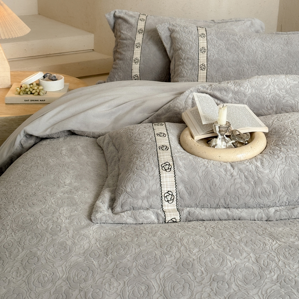 91家纺网 家纺一手货源 找家纺 凯儿家纺 2025新款全消光牛奶绒法式公主风花边工艺款四件套-赫本 赫本-灰