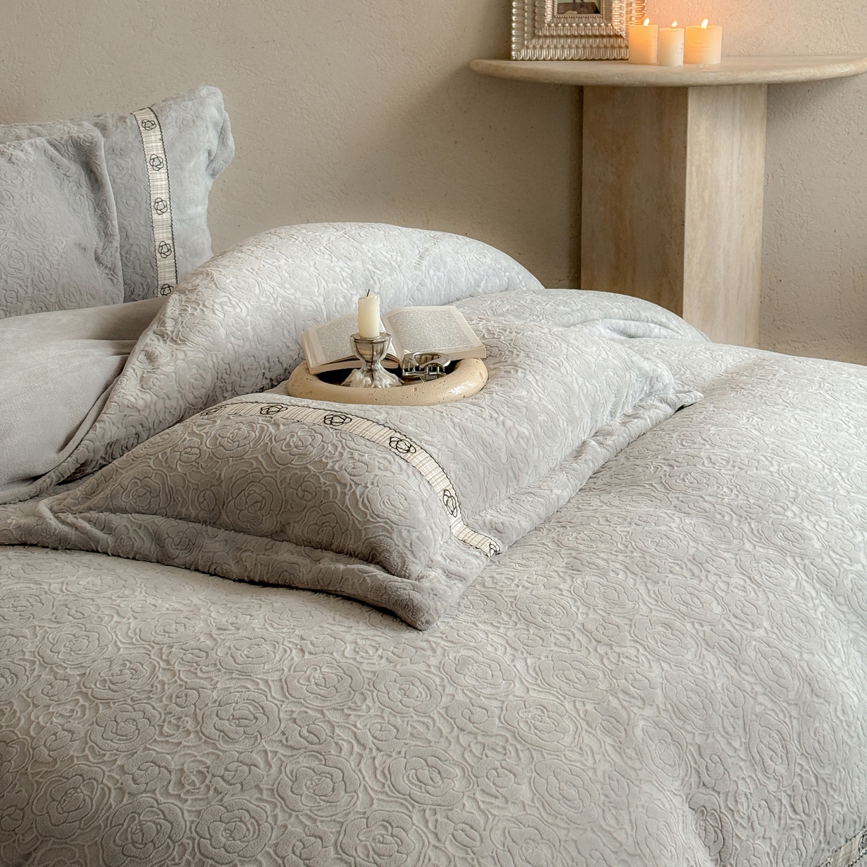 91家纺网 家纺一手货源 找家纺 凯儿家纺 2025新款全消光牛奶绒法式公主风花边工艺款四件套-赫本 赫本-灰