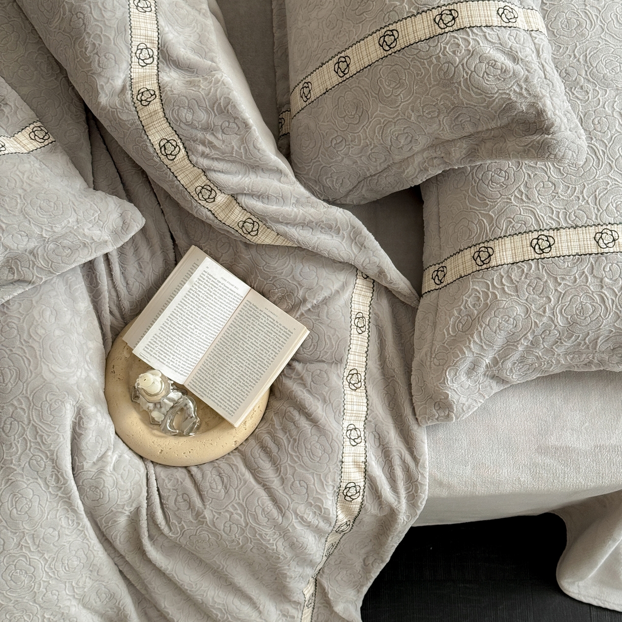 91家纺网 家纺一手货源 找家纺 凯儿家纺 2025新款全消光牛奶绒法式公主风花边工艺款四件套-赫本 赫本-灰