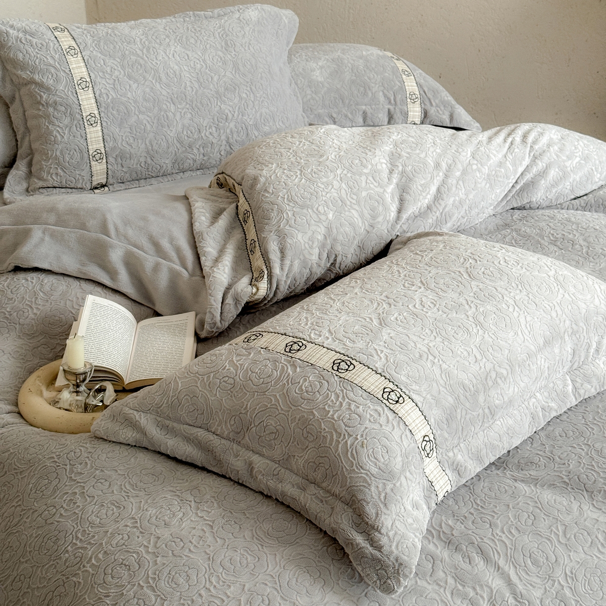 91家纺网 家纺一手货源 找家纺 凯儿家纺 2025新款全消光牛奶绒法式公主风花边工艺款四件套-赫本 赫本-灰