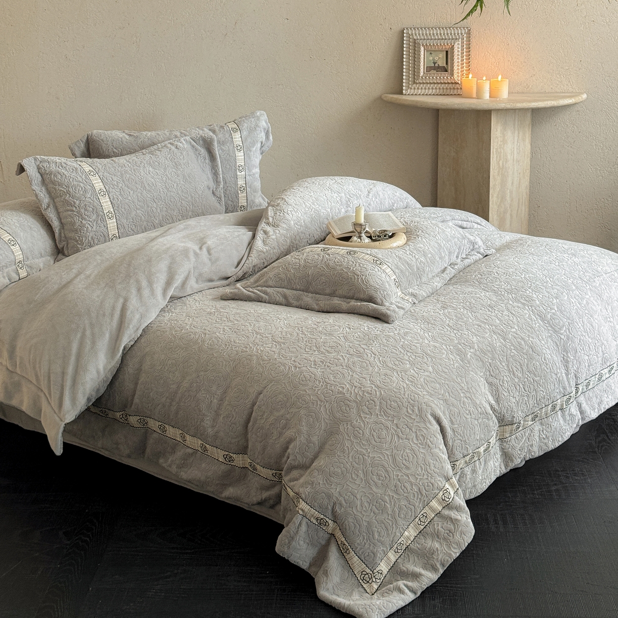 91家纺网 家纺一手货源 找家纺 凯儿家纺 2025新款全消光牛奶绒法式公主风花边工艺款四件套-赫本 赫本-灰