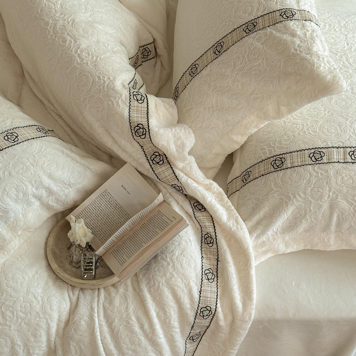 91家纺网 家纺一手货源 找家纺 凯儿家纺 2025新款全消光牛奶绒法式公主风花边工艺款四件套-赫本 赫本-米