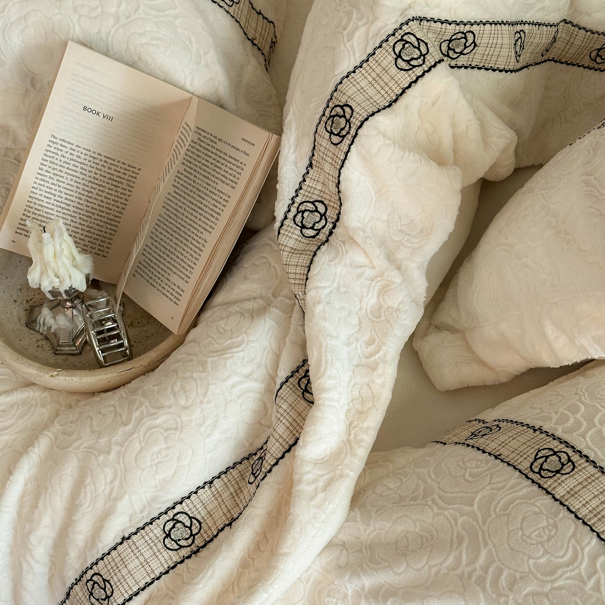 91家纺网 家纺一手货源 找家纺 凯儿家纺 2025新款全消光牛奶绒法式公主风花边工艺款四件套-赫本 赫本-米