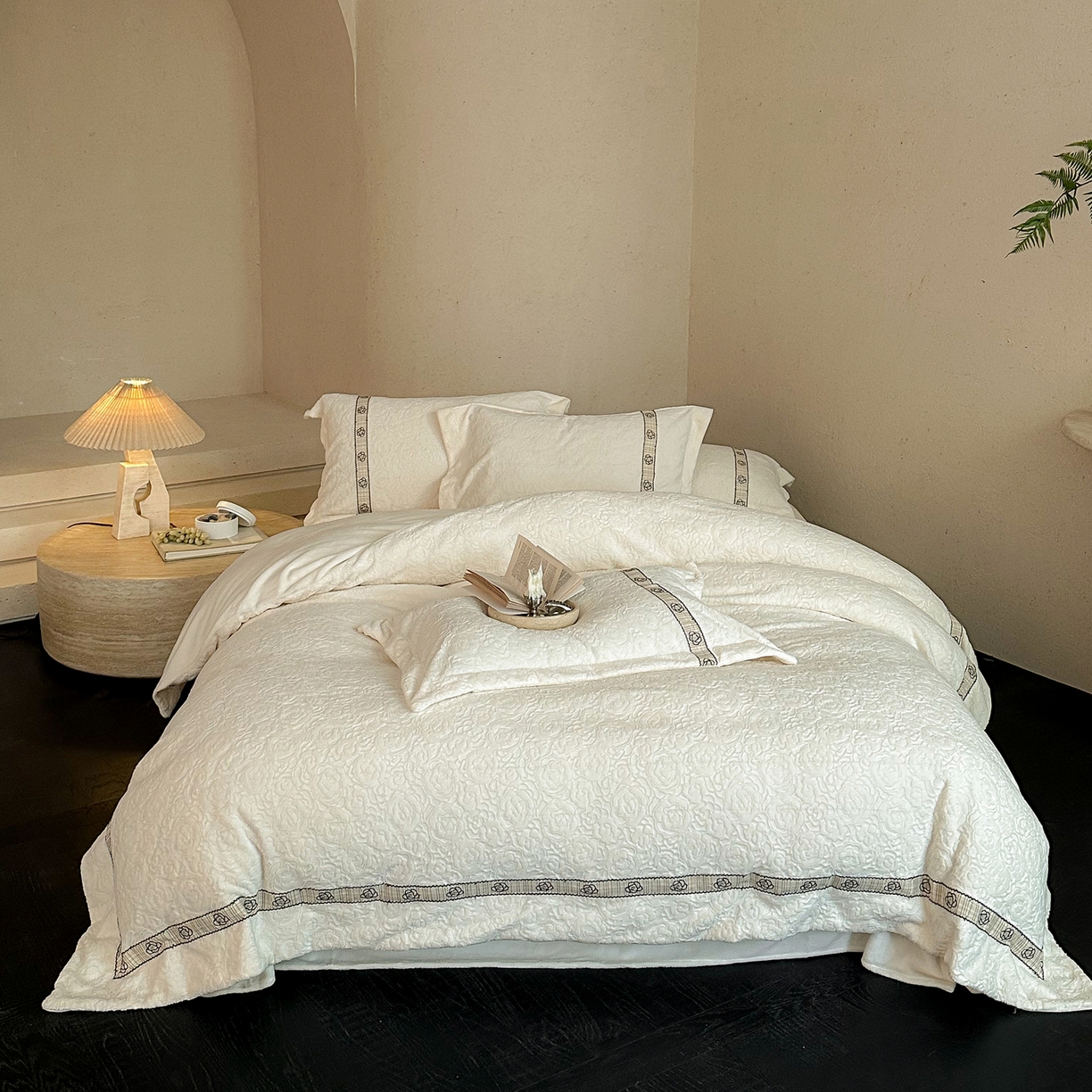 91家纺网 家纺一手货源 找家纺 凯儿家纺 2025新款全消光牛奶绒法式公主风花边工艺款四件套-赫本 赫本-米