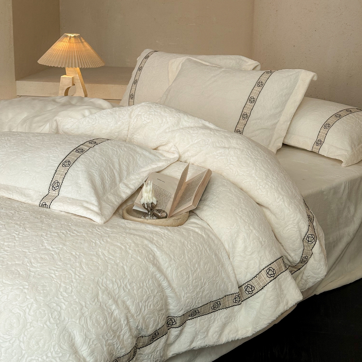 91家纺网 家纺一手货源 找家纺 凯儿家纺 2025新款全消光牛奶绒法式公主风花边工艺款四件套-赫本 赫本-米