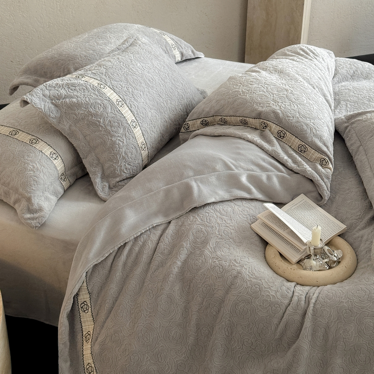 91家纺网 家纺一手货源 找家纺 凯儿家纺 2025新款全消光牛奶绒法式公主风花边工艺款四件套-赫本 赫本-灰