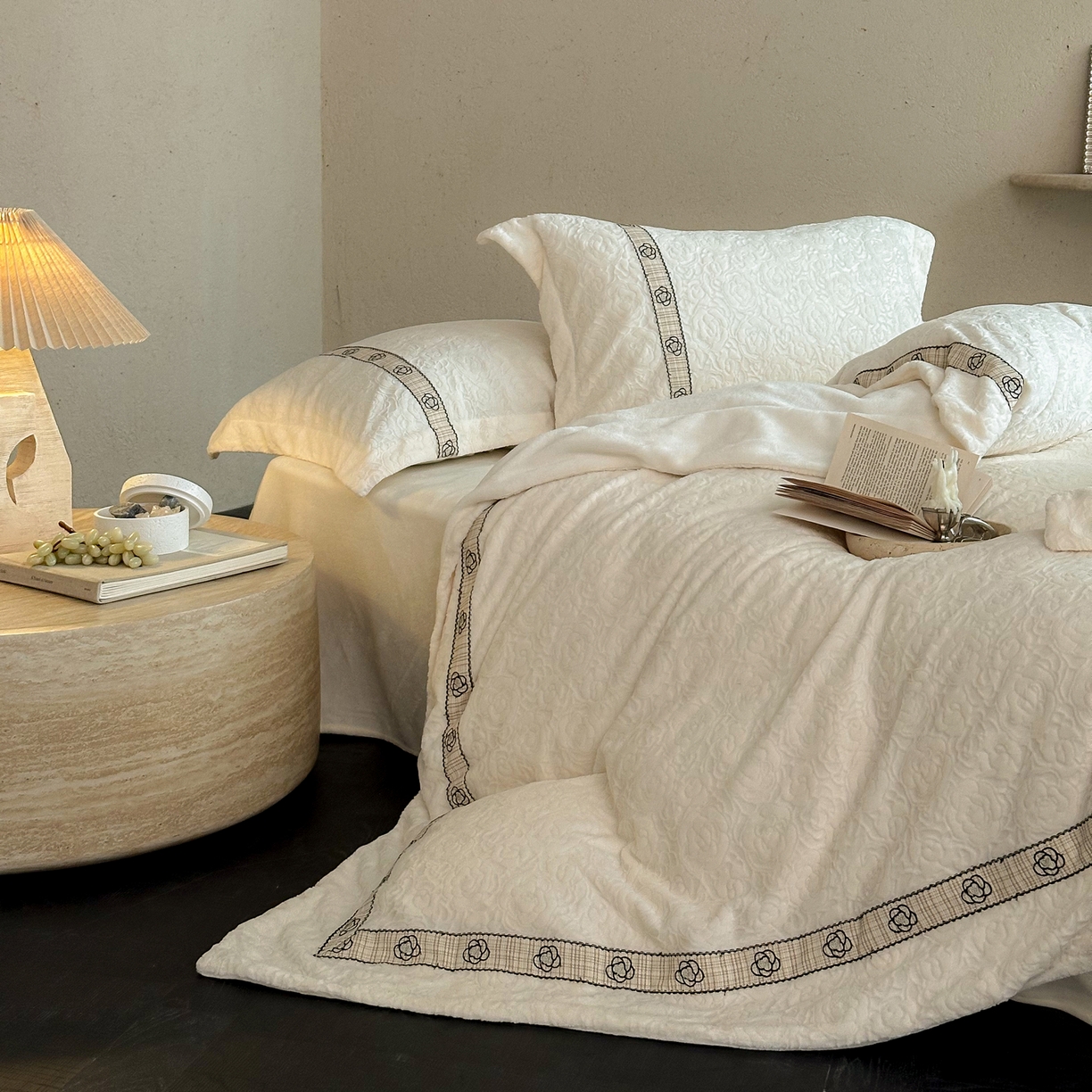 91家纺网 家纺一手货源 找家纺 凯儿家纺 2025新款全消光牛奶绒法式公主风花边工艺款四件套-赫本 赫本-米