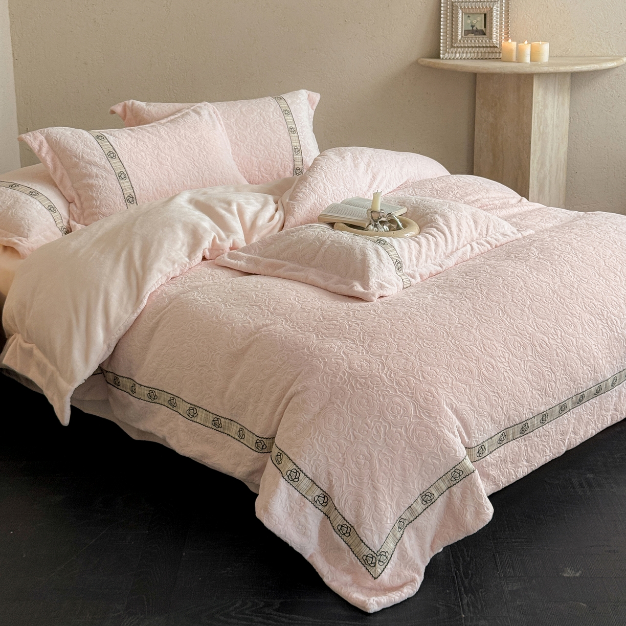 91家纺网 家纺一手货源 找家纺 凯儿家纺 2025新款全消光牛奶绒法式公主风花边工艺款四件套-赫本 赫本-粉