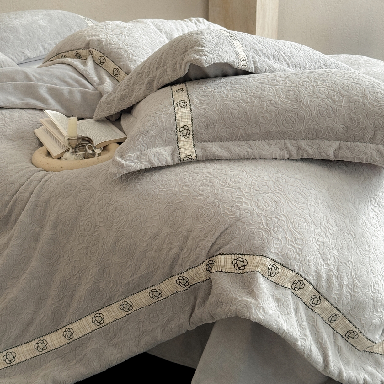 91家纺网 家纺一手货源 找家纺 凯儿家纺 2025新款全消光牛奶绒法式公主风花边工艺款四件套-赫本 赫本-灰