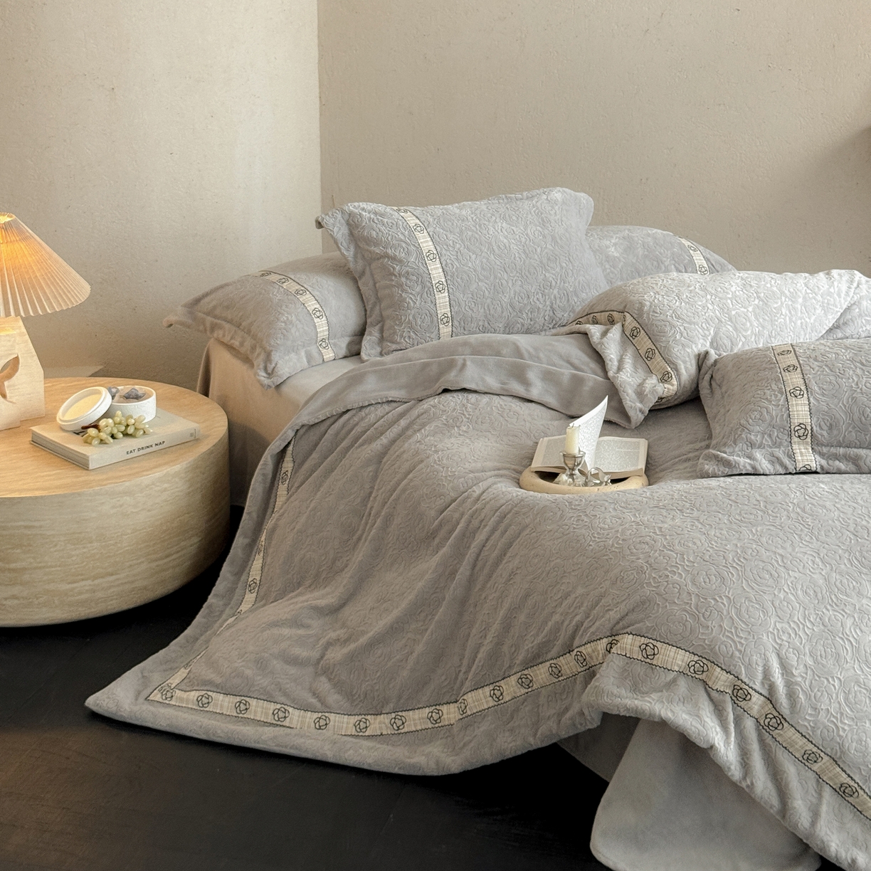 91家纺网 家纺一手货源 找家纺 凯儿家纺 2025新款全消光牛奶绒法式公主风花边工艺款四件套-赫本 赫本-灰