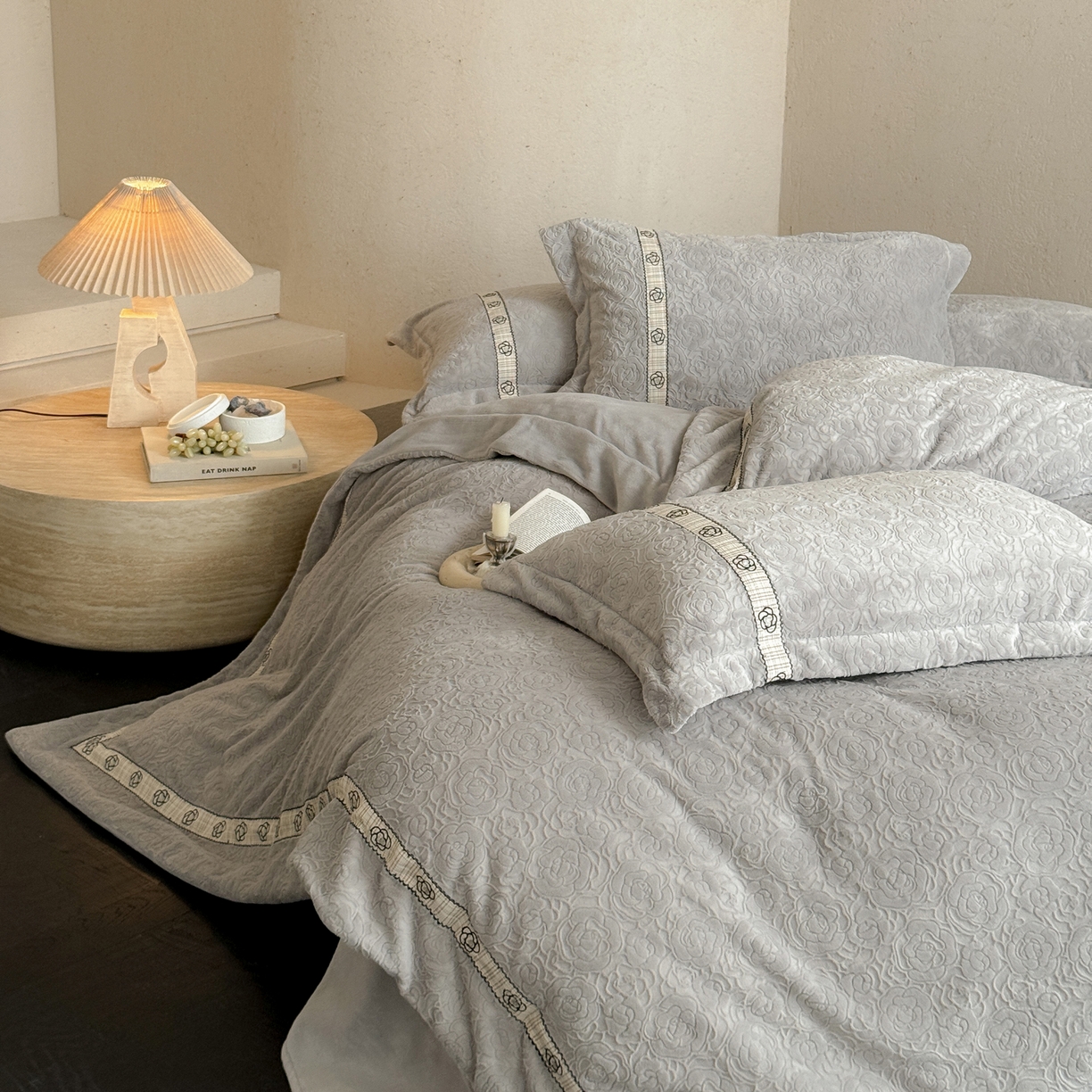 91家纺网 家纺一手货源 找家纺 凯儿家纺 2025新款全消光牛奶绒法式公主风花边工艺款四件套-赫本 赫本-灰