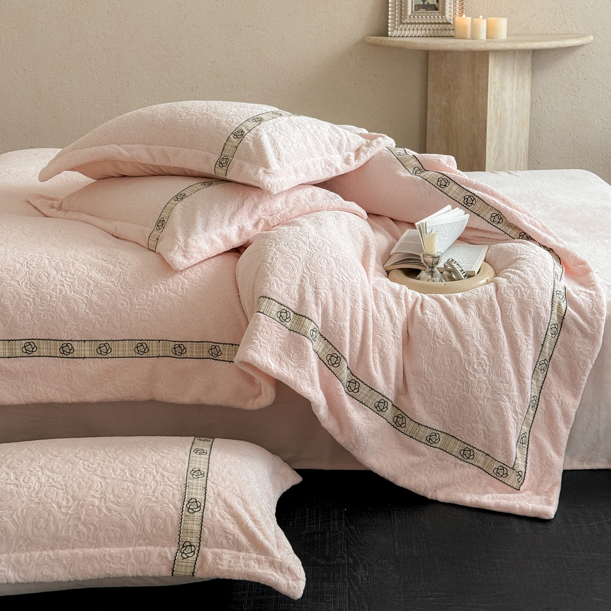 91家纺网 家纺一手货源 找家纺 凯儿家纺 2025新款全消光牛奶绒法式公主风花边工艺款四件套-赫本 赫本-粉