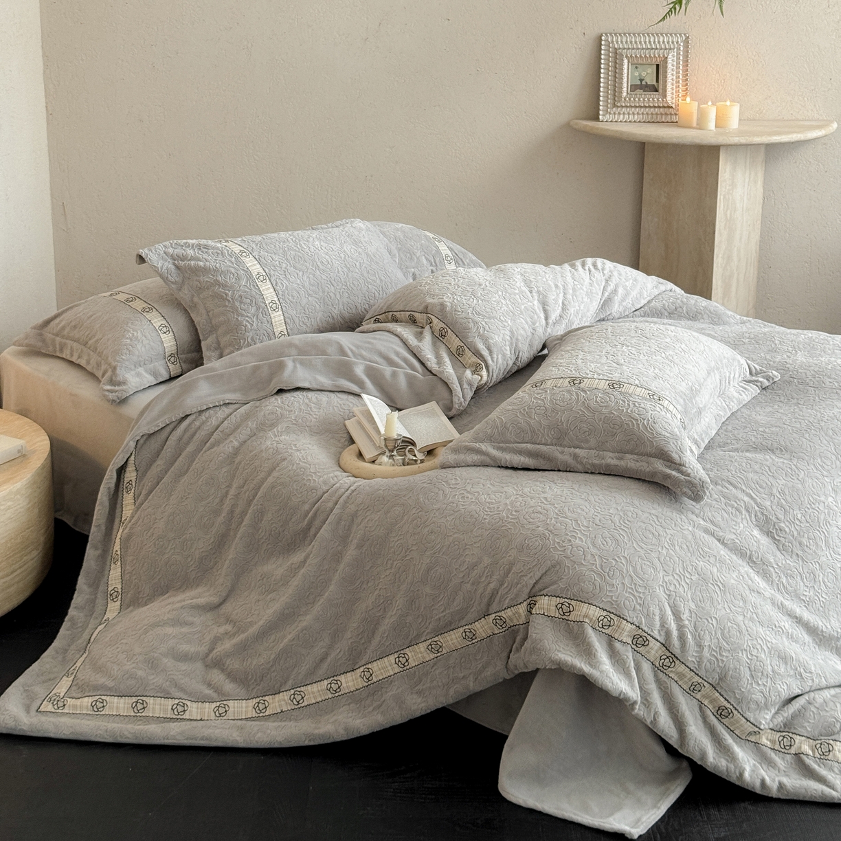 91家纺网 家纺一手货源 找家纺 凯儿家纺 2025新款全消光牛奶绒法式公主风花边工艺款四件套-赫本 赫本-灰