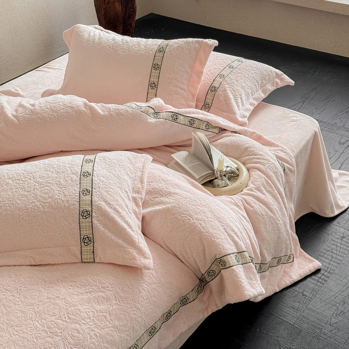 91家纺网 家纺一手货源 找家纺 凯儿家纺 2025新款全消光牛奶绒法式公主风花边工艺款四件套-赫本 赫本-粉