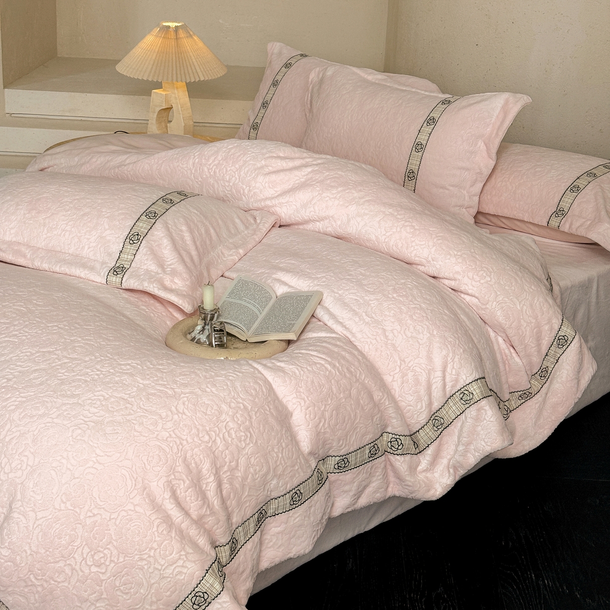 91家纺网 家纺一手货源 找家纺 凯儿家纺 2025新款全消光牛奶绒法式公主风花边工艺款四件套-赫本 赫本-粉