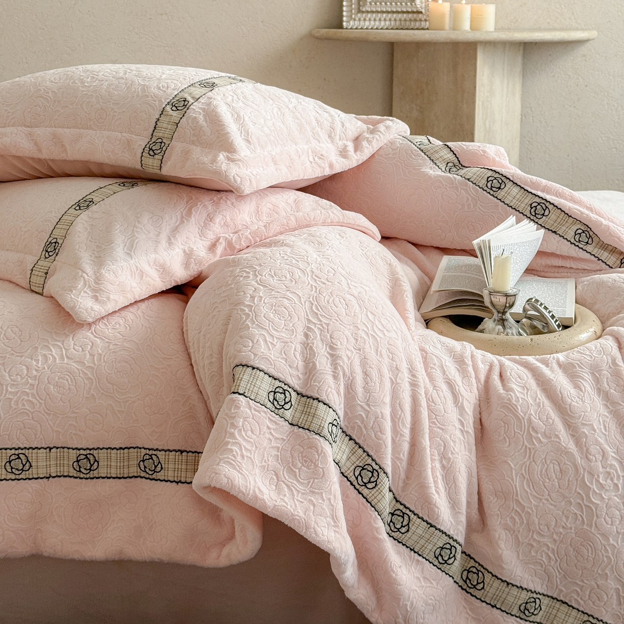 91家纺网 家纺一手货源 找家纺 凯儿家纺 2025新款全消光牛奶绒法式公主风花边工艺款四件套-赫本 赫本-粉