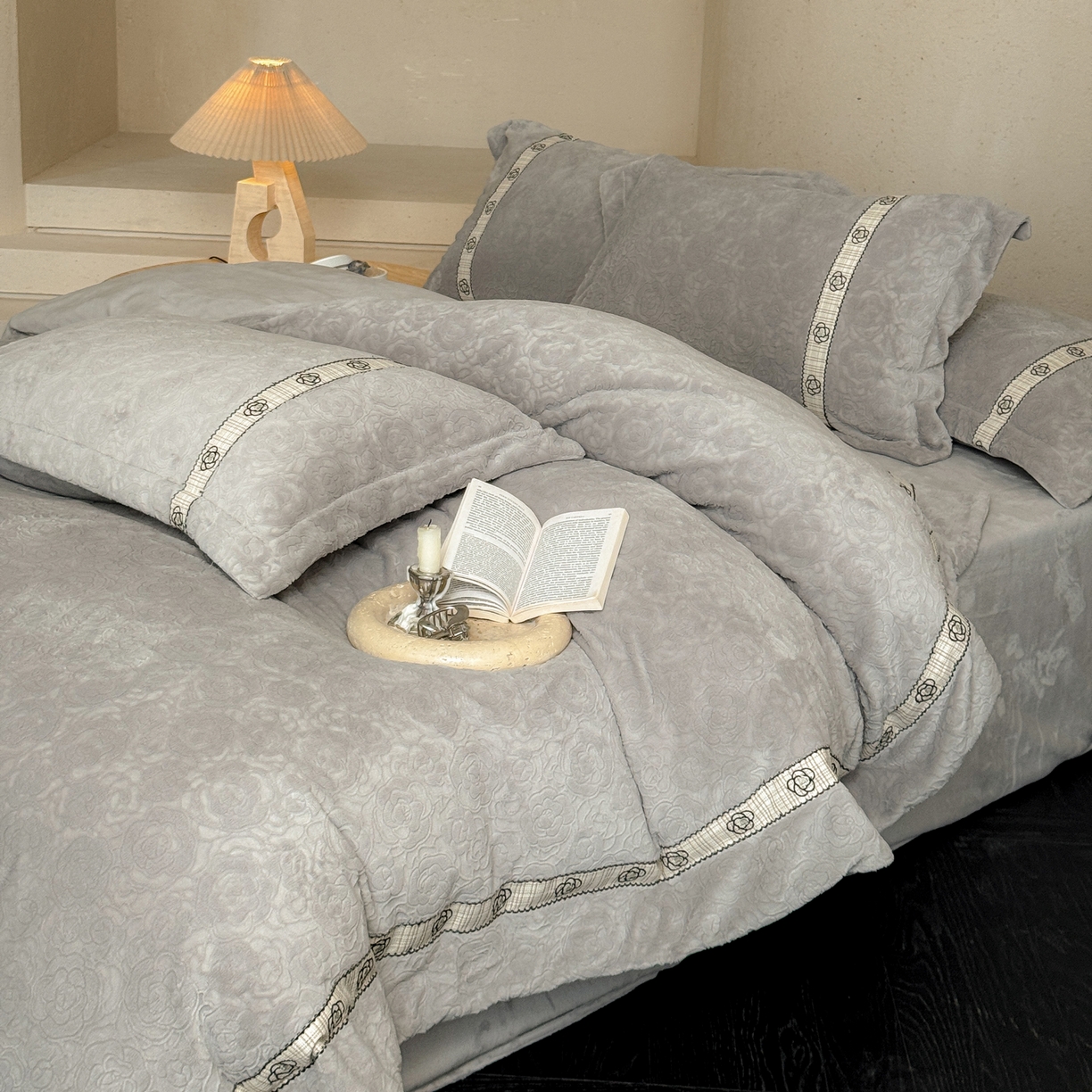 91家纺网 家纺一手货源 找家纺 凯儿家纺 2025新款全消光牛奶绒法式公主风花边工艺款四件套-赫本 赫本-灰