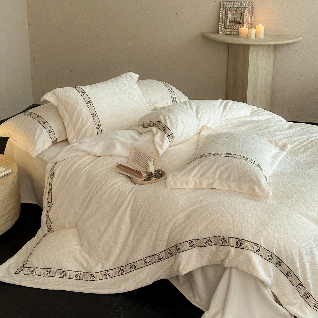 91家纺网 家纺一手货源 找家纺 凯儿家纺 2025新款全消光牛奶绒法式公主风花边工艺款四件套-赫本 赫本-米