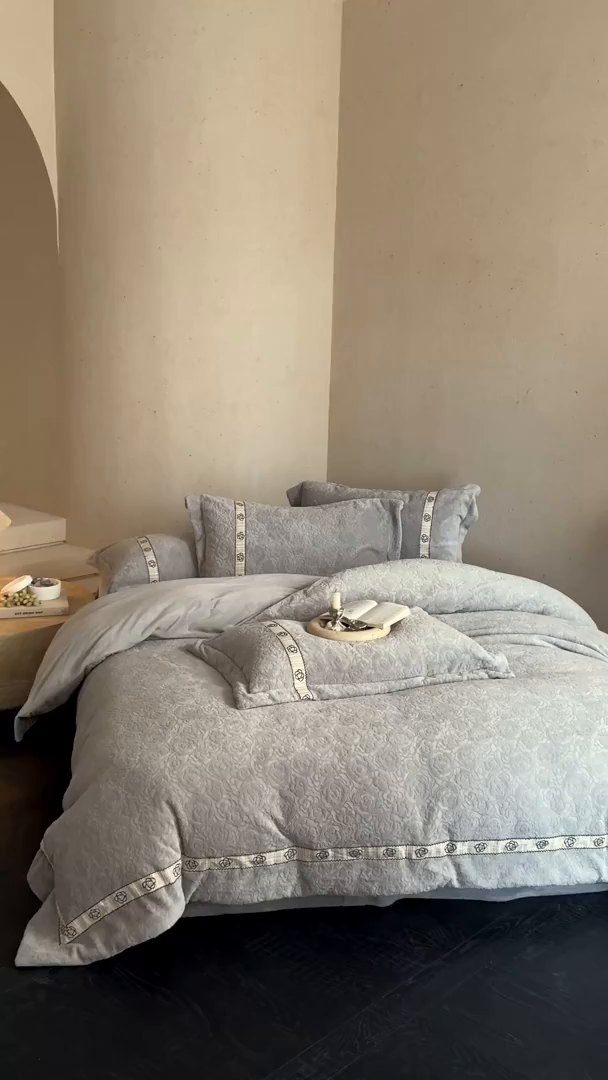 91家纺网 家纺一手货源 找家纺 凯儿家纺 2025新款全消光牛奶绒法式公主风花边工艺款四件套-赫本 赫本-灰