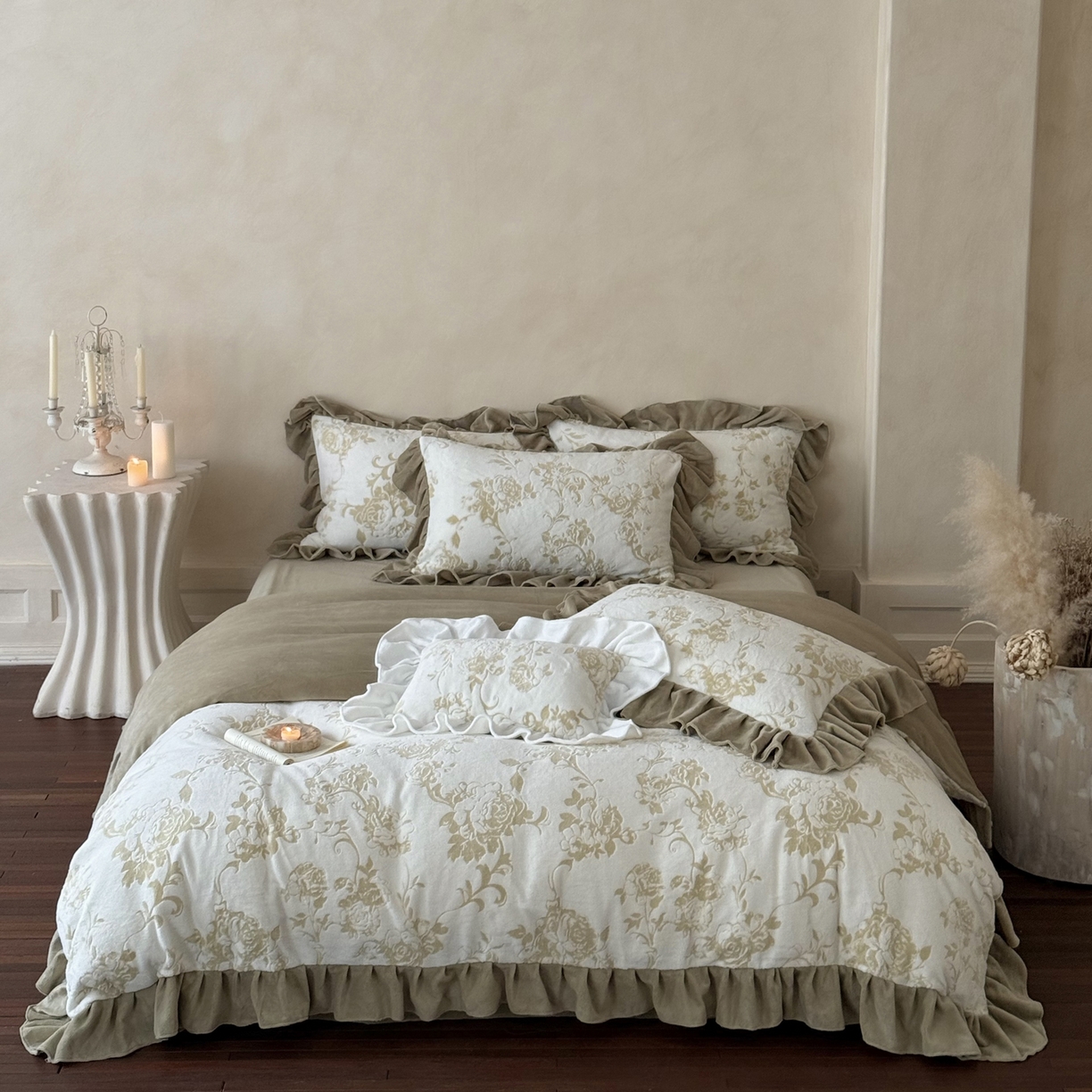 91家纺网 家纺一手货源 找家纺 （总）凯儿家纺 2025新款全消光牛奶绒法式公主风花边工艺款四件套-无人区玫瑰