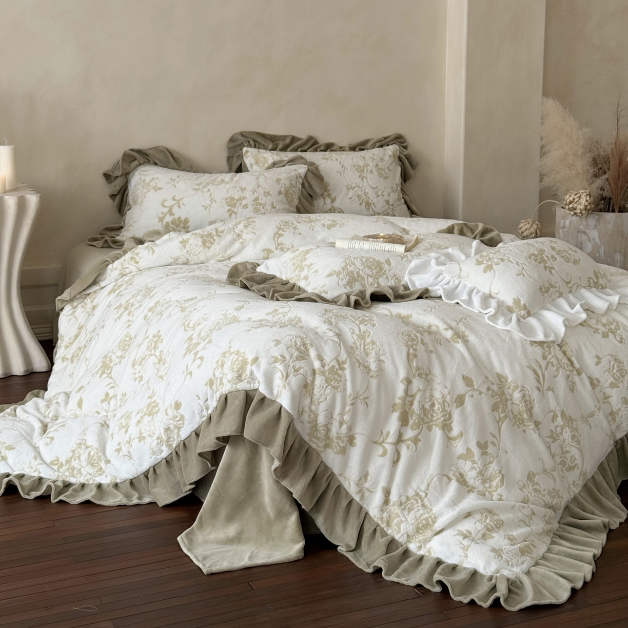 91家纺网 家纺一手货源 找家纺 （总）凯儿家纺 2025新款全消光牛奶绒法式公主风花边工艺款四件套-无人区玫瑰