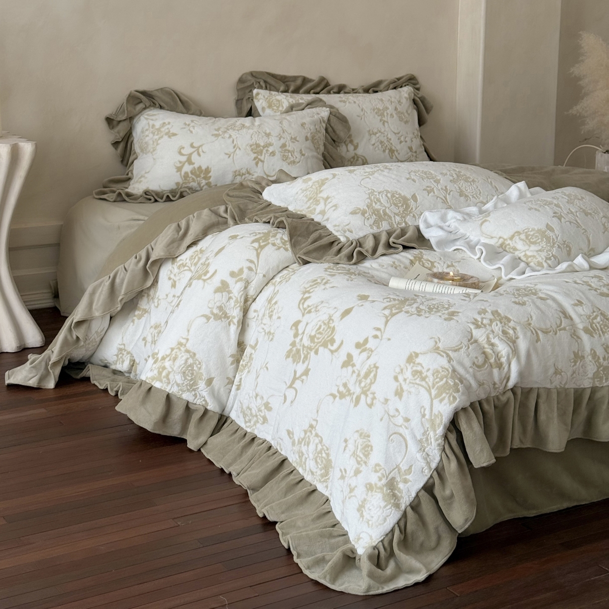 91家纺网 家纺一手货源 找家纺 （总）凯儿家纺 2025新款全消光牛奶绒法式公主风花边工艺款四件套-无人区玫瑰