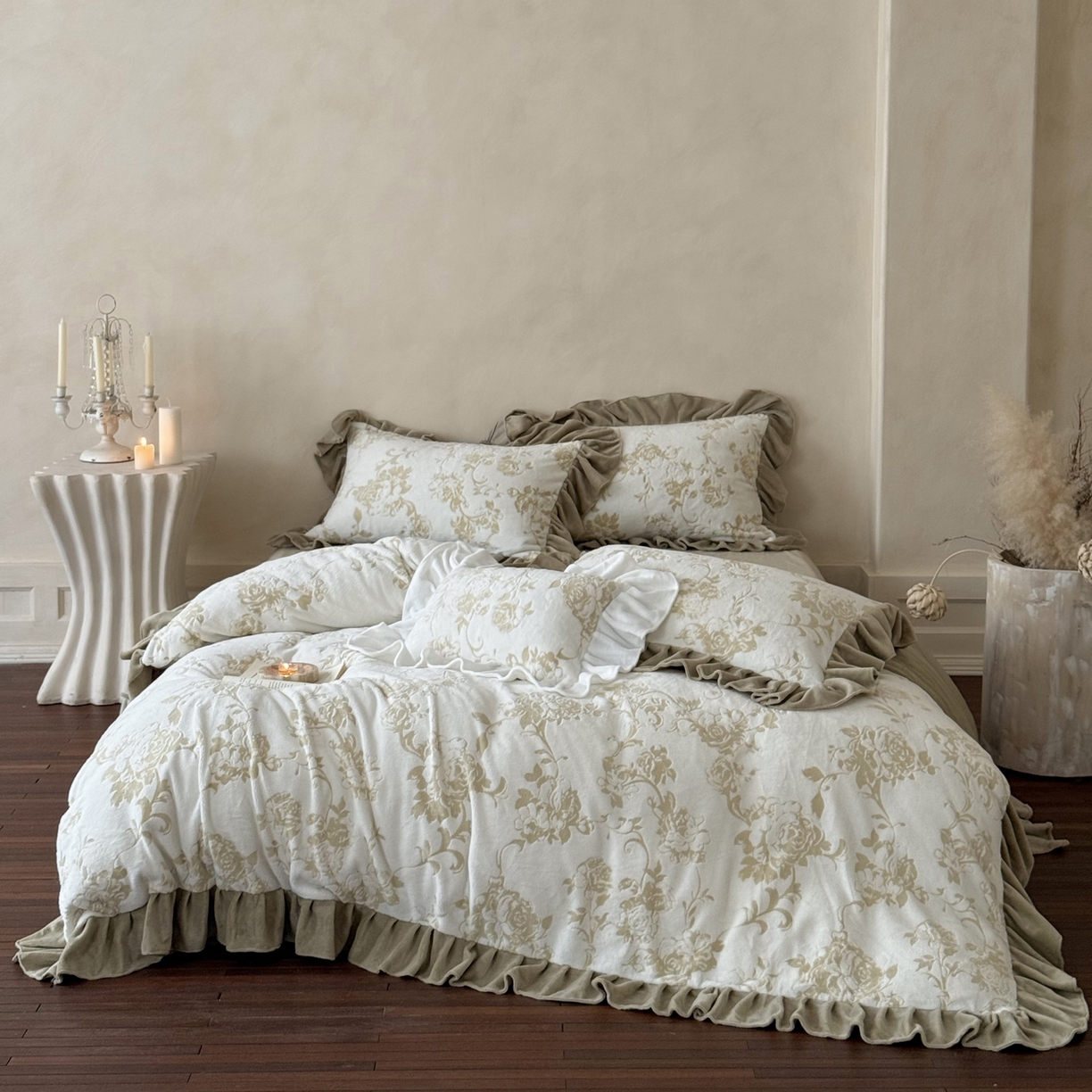 91家纺网 家纺一手货源 找家纺 （总）凯儿家纺 2025新款全消光牛奶绒法式公主风花边工艺款四件套-无人区玫瑰