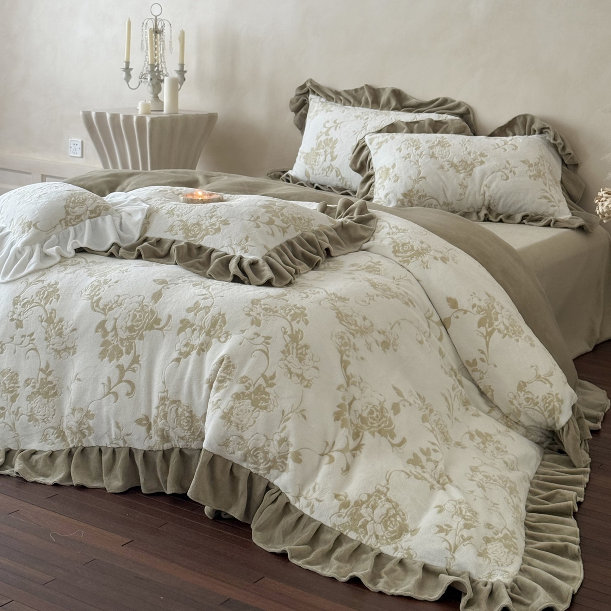 91家纺网 家纺一手货源 找家纺 （总）凯儿家纺 2025新款全消光牛奶绒法式公主风花边工艺款四件套-无人区玫瑰