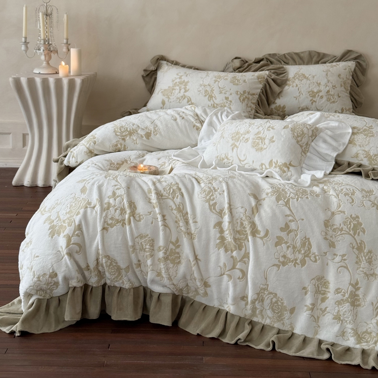 91家纺网 家纺一手货源 找家纺 （总）凯儿家纺 2025新款全消光牛奶绒法式公主风花边工艺款四件套-无人区玫瑰