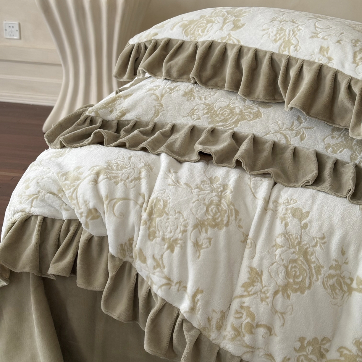 91家纺网 家纺一手货源 找家纺 （总）凯儿家纺 2025新款全消光牛奶绒法式公主风花边工艺款四件套-无人区玫瑰