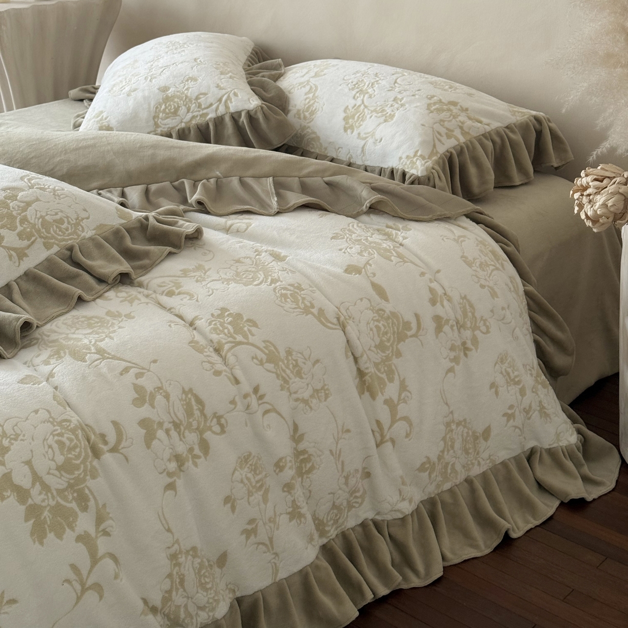 91家纺网 家纺一手货源 找家纺 （总）凯儿家纺 2025新款全消光牛奶绒法式公主风花边工艺款四件套-无人区玫瑰