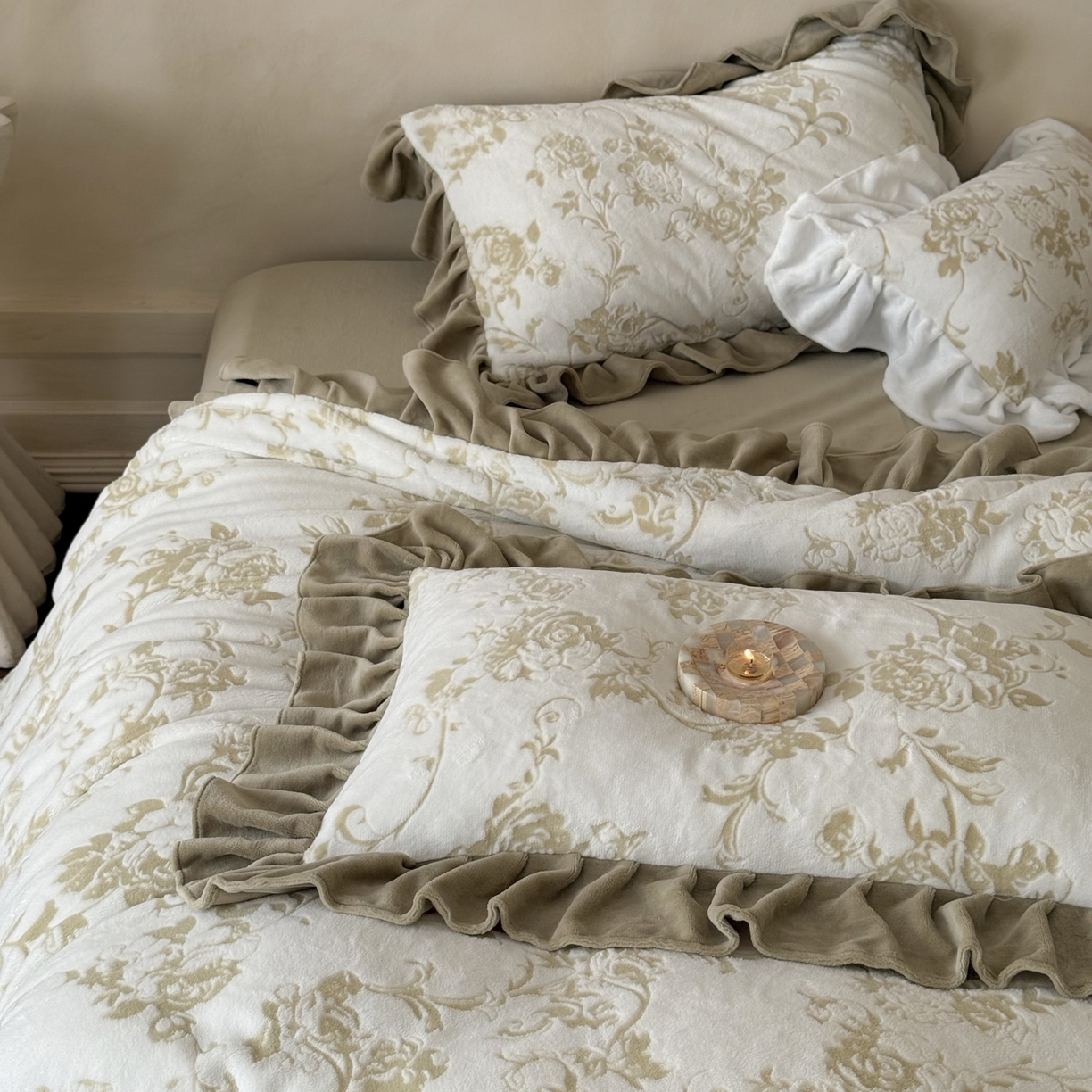 91家纺网 家纺一手货源 找家纺 （总）凯儿家纺 2025新款全消光牛奶绒法式公主风花边工艺款四件套-无人区玫瑰