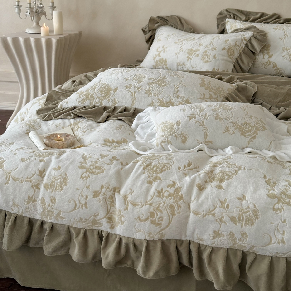 91家纺网 家纺一手货源 找家纺 （总）凯儿家纺 2025新款全消光牛奶绒法式公主风花边工艺款四件套-无人区玫瑰