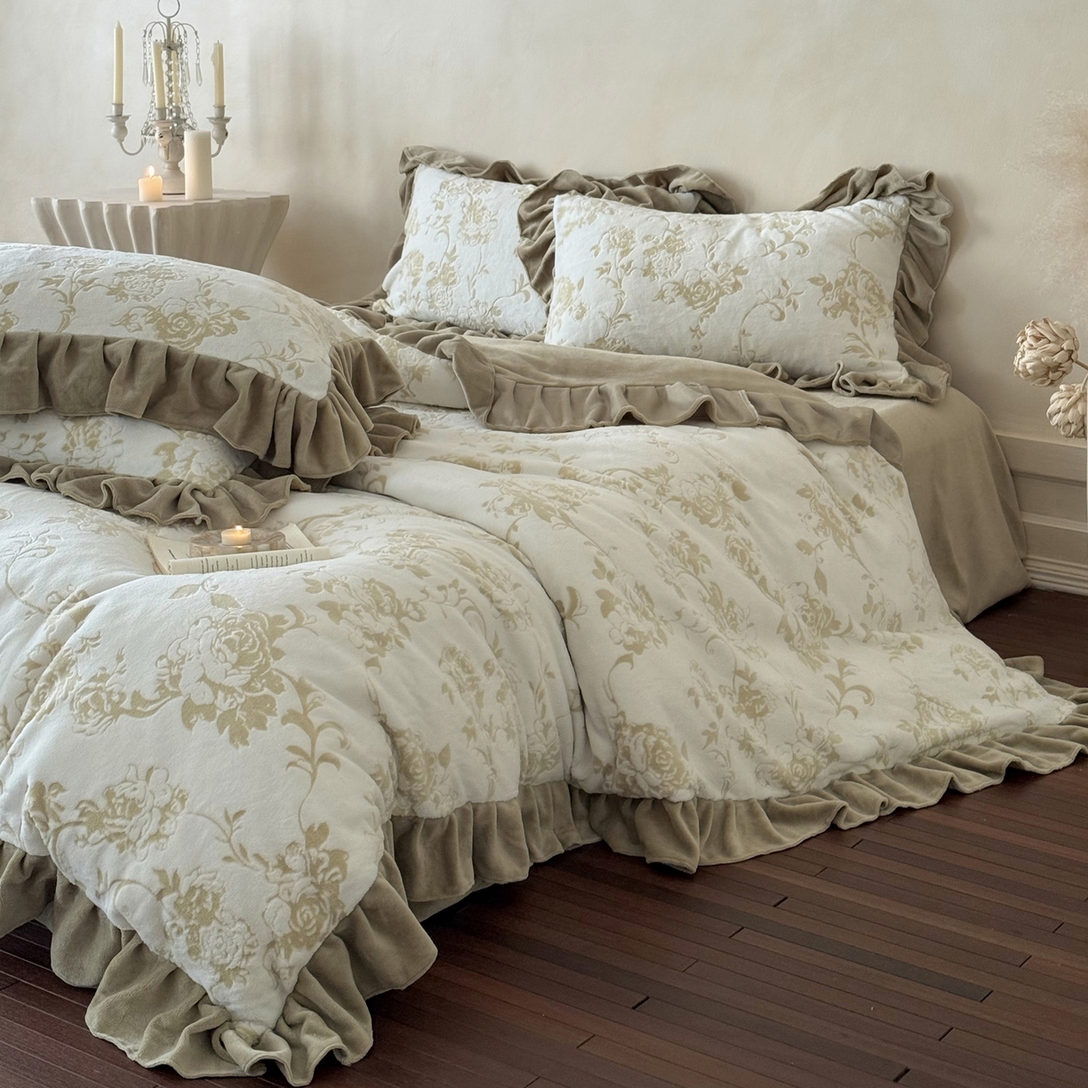 91家纺网 家纺一手货源 找家纺 （总）凯儿家纺 2025新款全消光牛奶绒法式公主风花边工艺款四件套-无人区玫瑰