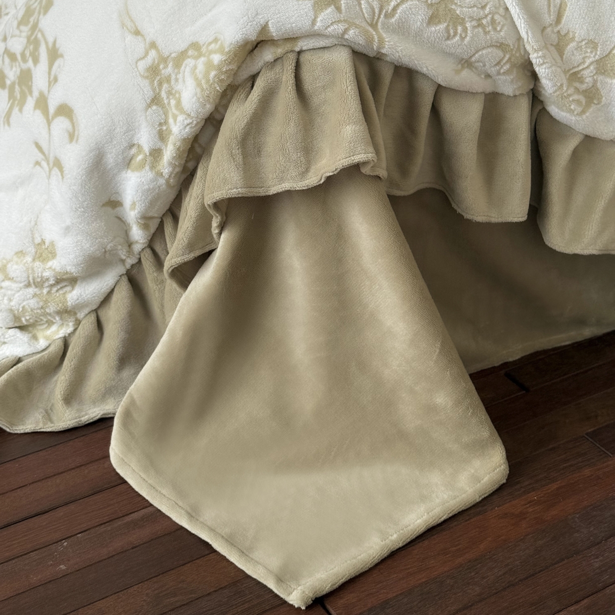 91家纺网 家纺一手货源 找家纺 （总）凯儿家纺 2025新款全消光牛奶绒法式公主风花边工艺款四件套-无人区玫瑰