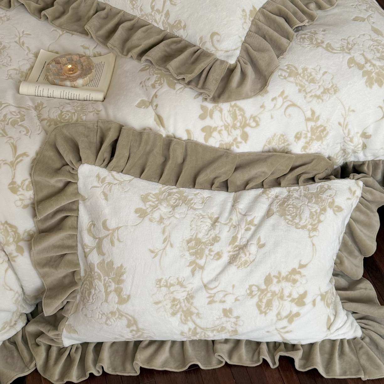 91家纺网 家纺一手货源 找家纺 （总）凯儿家纺 2025新款全消光牛奶绒法式公主风花边工艺款四件套-无人区玫瑰