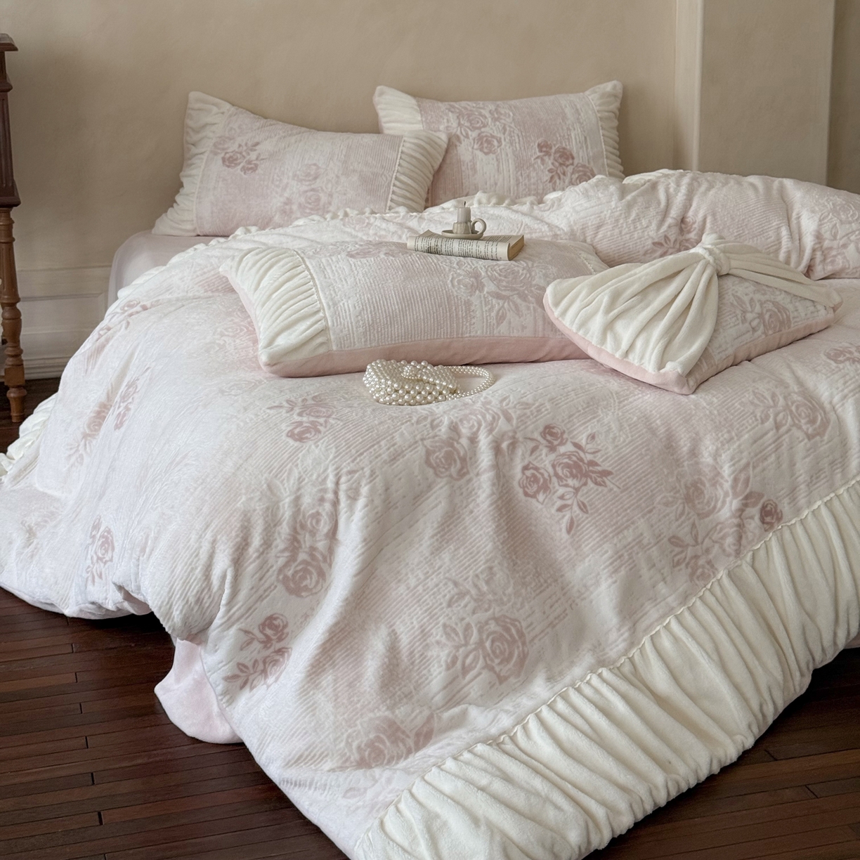 91家纺网 家纺一手货源 找家纺 （总）凯儿家纺 2025新款全消光牛奶绒法式公主风花边工艺款四件套-蔷薇少女