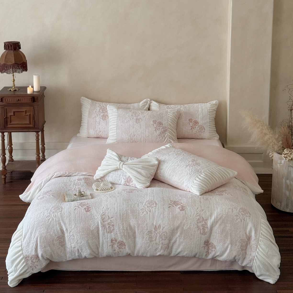 91家纺网 家纺一手货源 找家纺 （总）凯儿家纺 2025新款全消光牛奶绒法式公主风花边工艺款四件套-蔷薇少女