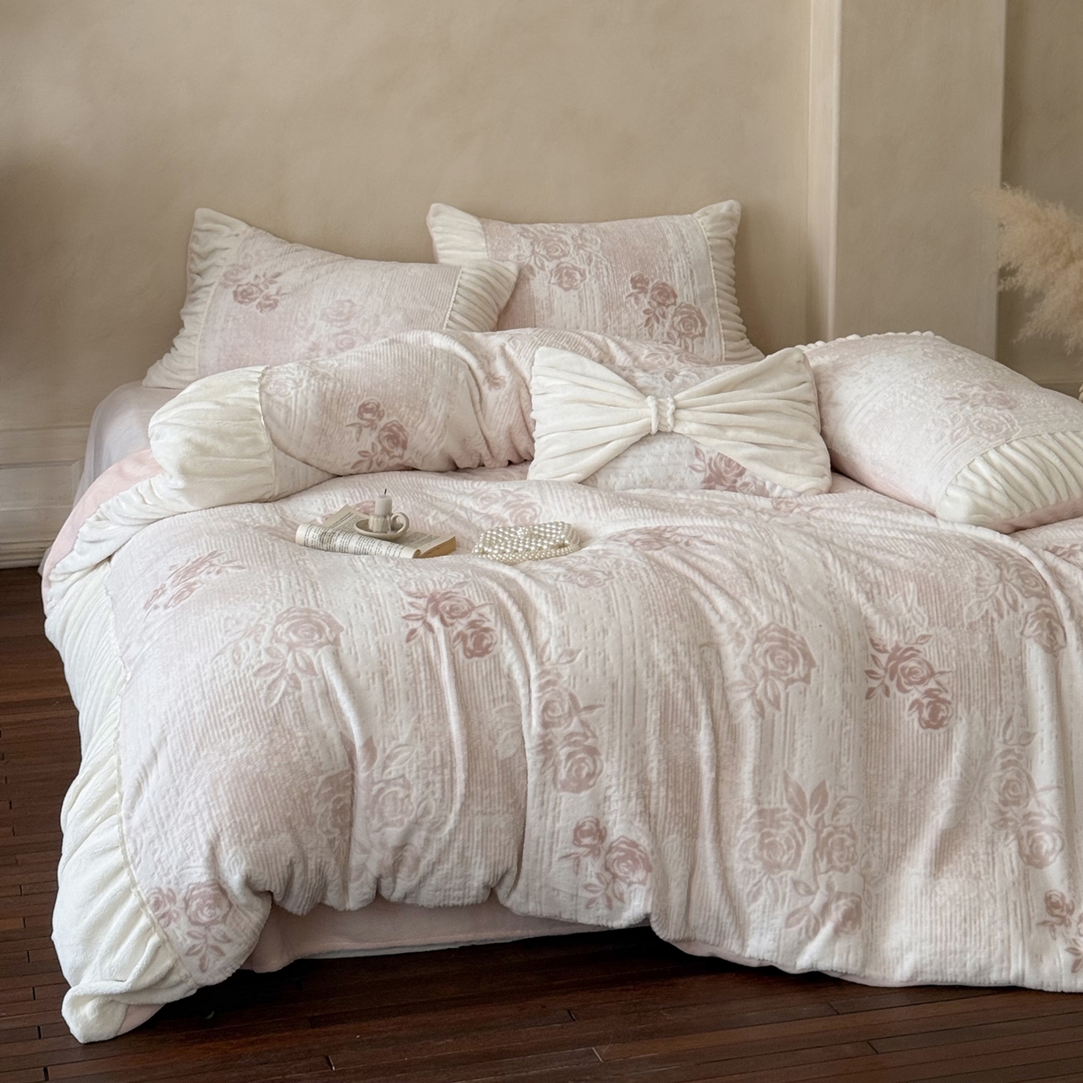 91家纺网 家纺一手货源 找家纺 （总）凯儿家纺 2025新款全消光牛奶绒法式公主风花边工艺款四件套-蔷薇少女