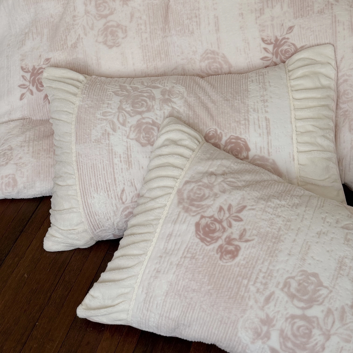 91家纺网 家纺一手货源 找家纺 （总）凯儿家纺 2025新款全消光牛奶绒法式公主风花边工艺款四件套-蔷薇少女