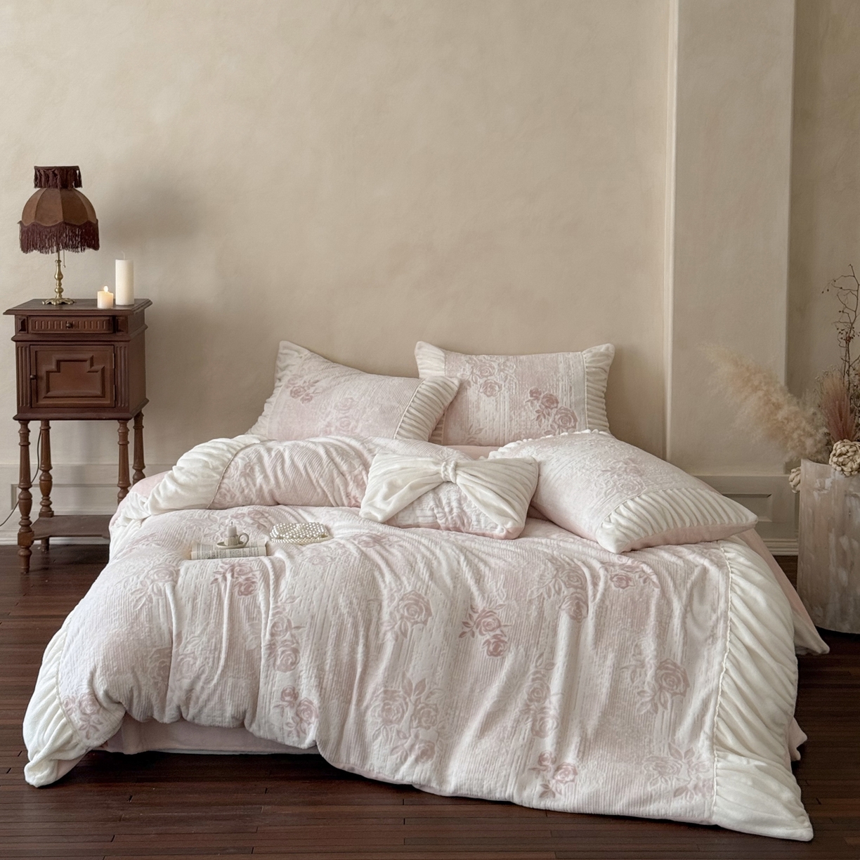 91家纺网 家纺一手货源 找家纺 （总）凯儿家纺 2025新款全消光牛奶绒法式公主风花边工艺款四件套-蔷薇少女