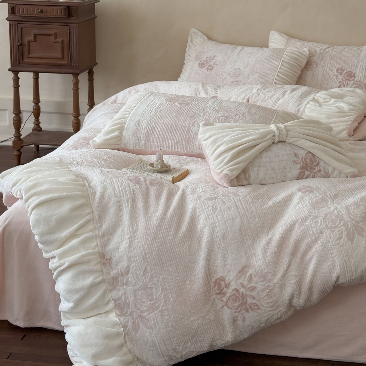 91家纺网 家纺一手货源 找家纺 凯儿家纺 2025新款全消光牛奶绒法式公主风花边工艺款四件套-蔷薇少女 蔷薇少女-粉