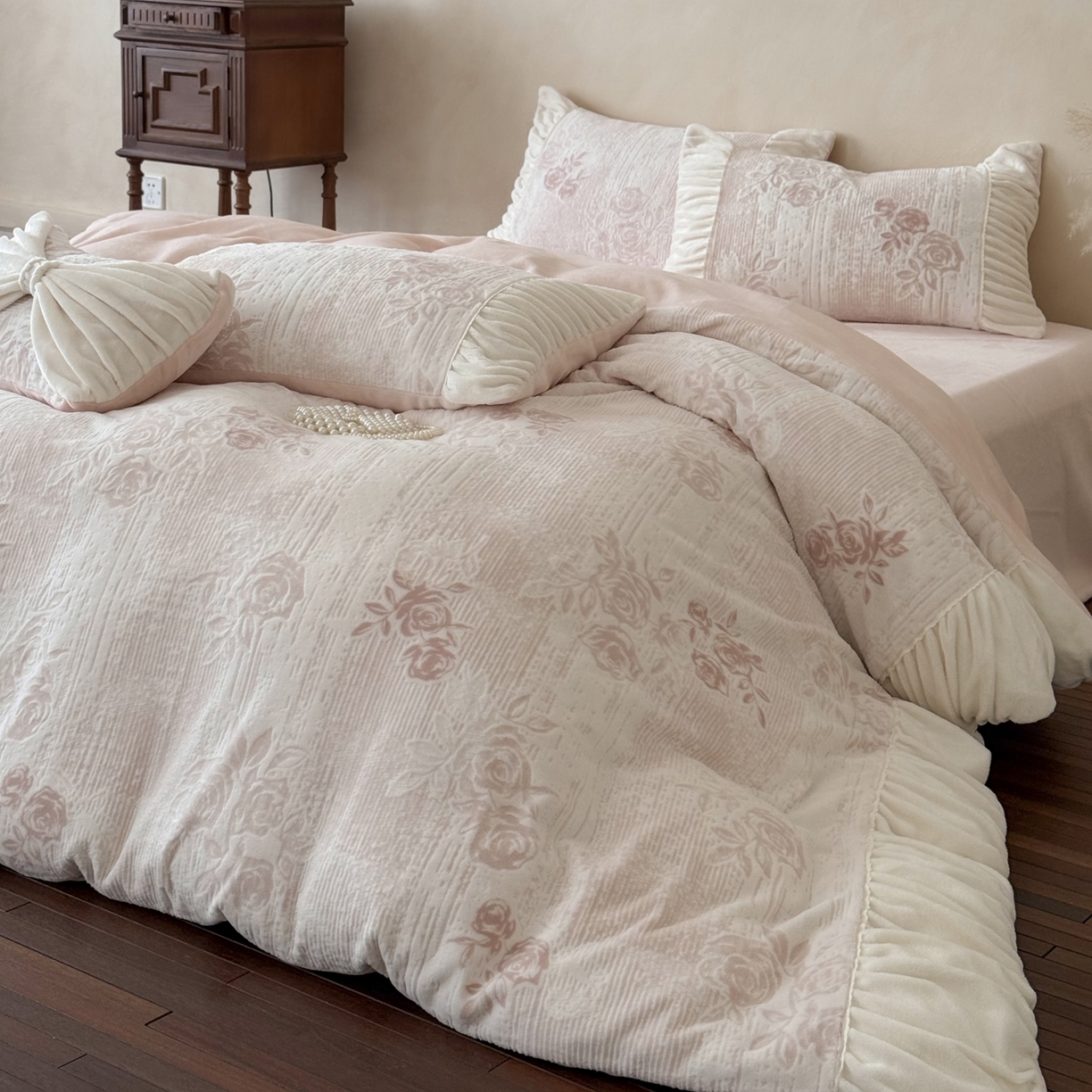 91家纺网 家纺一手货源 找家纺 凯儿家纺 2025新款全消光牛奶绒法式公主风花边工艺款四件套-蔷薇少女 蔷薇少女-粉