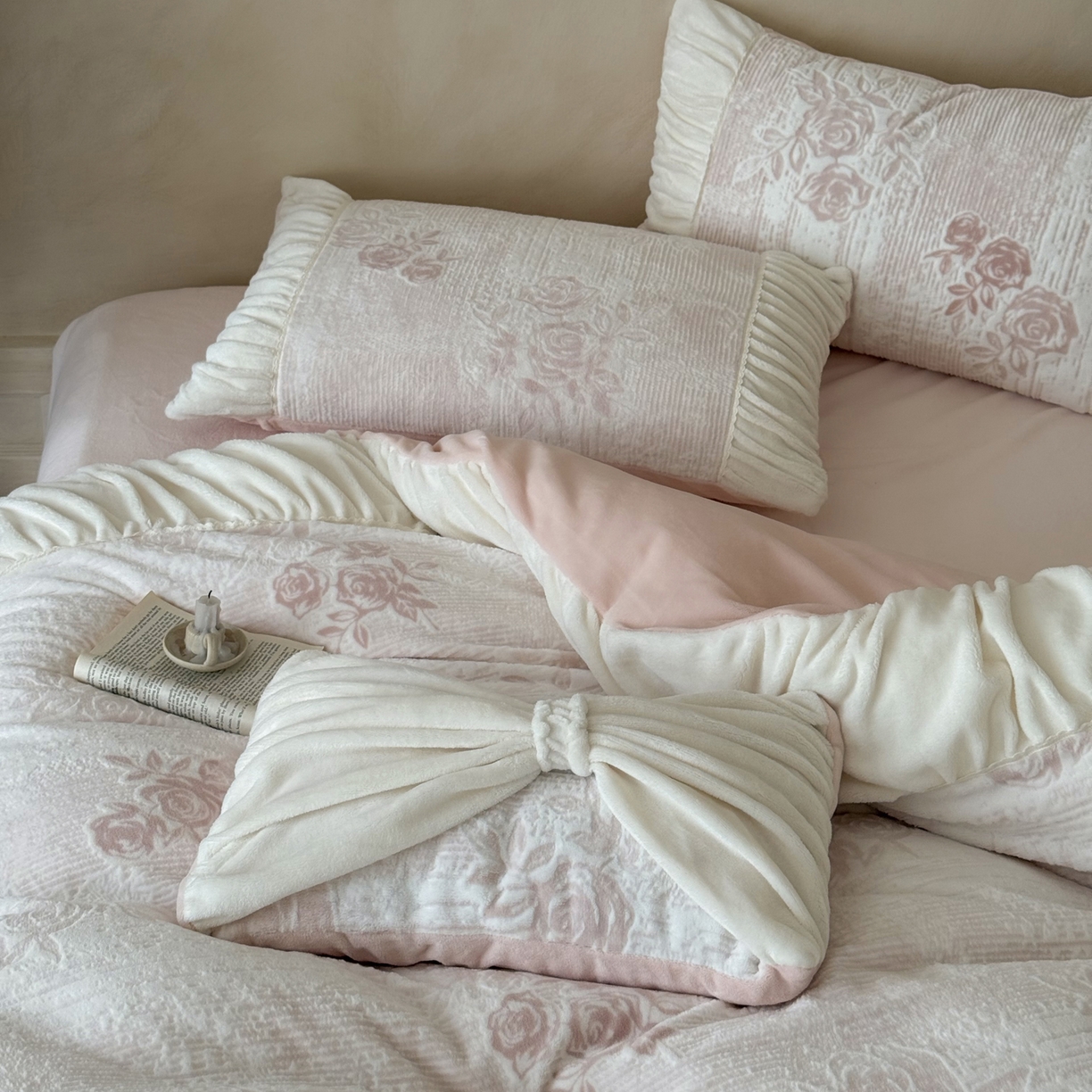 91家纺网 家纺一手货源 找家纺 凯儿家纺 2025新款全消光牛奶绒法式公主风花边工艺款四件套-蔷薇少女 蔷薇少女-粉