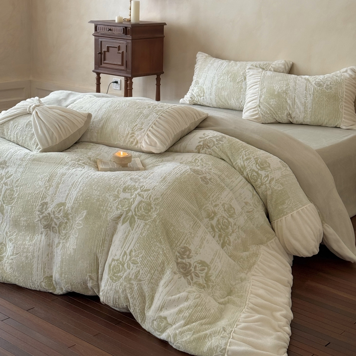 91家纺网 家纺一手货源 找家纺 凯儿家纺 2025新款全消光牛奶绒法式公主风花边工艺款四件套-蔷薇少女 蔷薇少女-绿