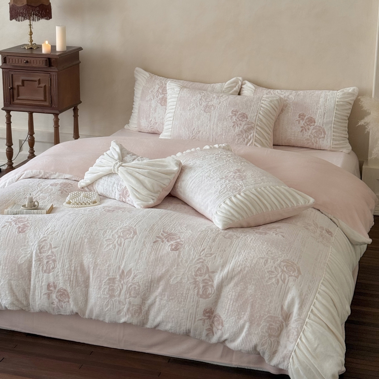 91家纺网 家纺一手货源 找家纺 凯儿家纺 2025新款全消光牛奶绒法式公主风花边工艺款四件套-蔷薇少女 蔷薇少女-粉