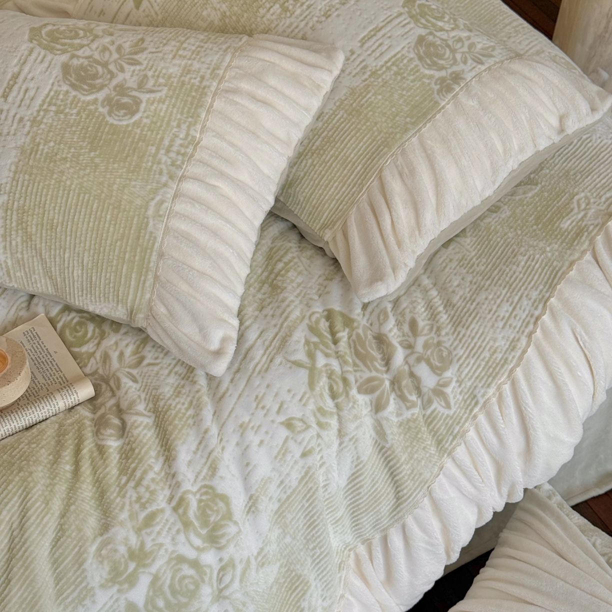 91家纺网 家纺一手货源 找家纺 凯儿家纺 2025新款全消光牛奶绒法式公主风花边工艺款四件套-蔷薇少女 蔷薇少女-绿